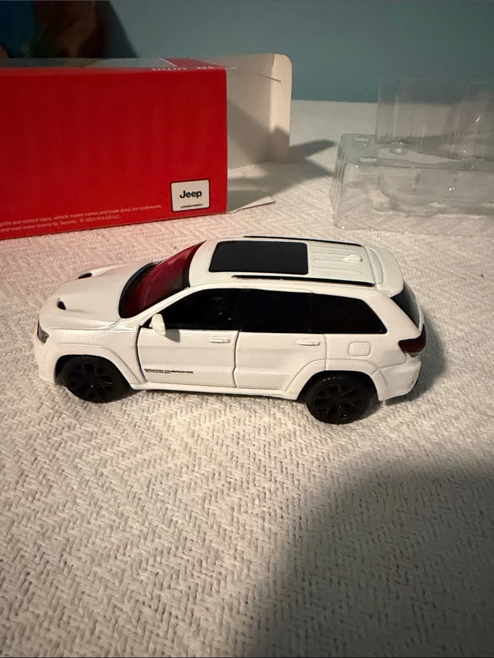 Jeep grand Cherokee Trailhawk White Die-Cast SUV new inbox
